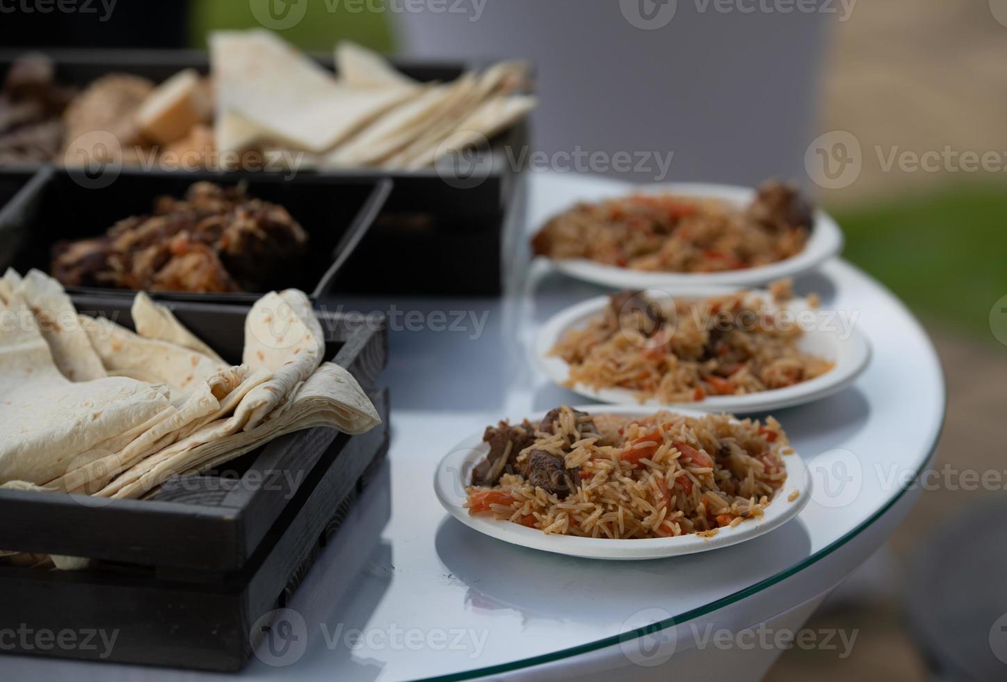 pilaf pronto e servido. prato nacional da culinária oriental. foto