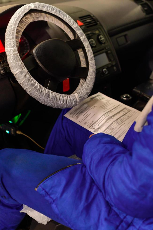 diagnósticos de computador do computador de bordo no carro em uma concessionária de automóveis. foto