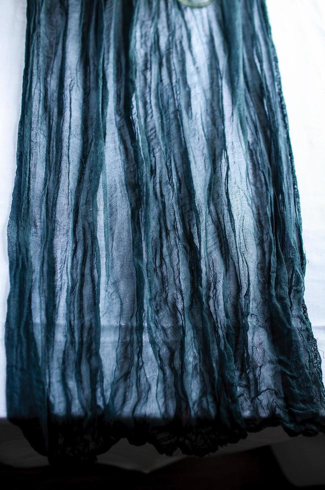 toalha de mesa rústica de algodão com corredor de gaze em azul profundo foto