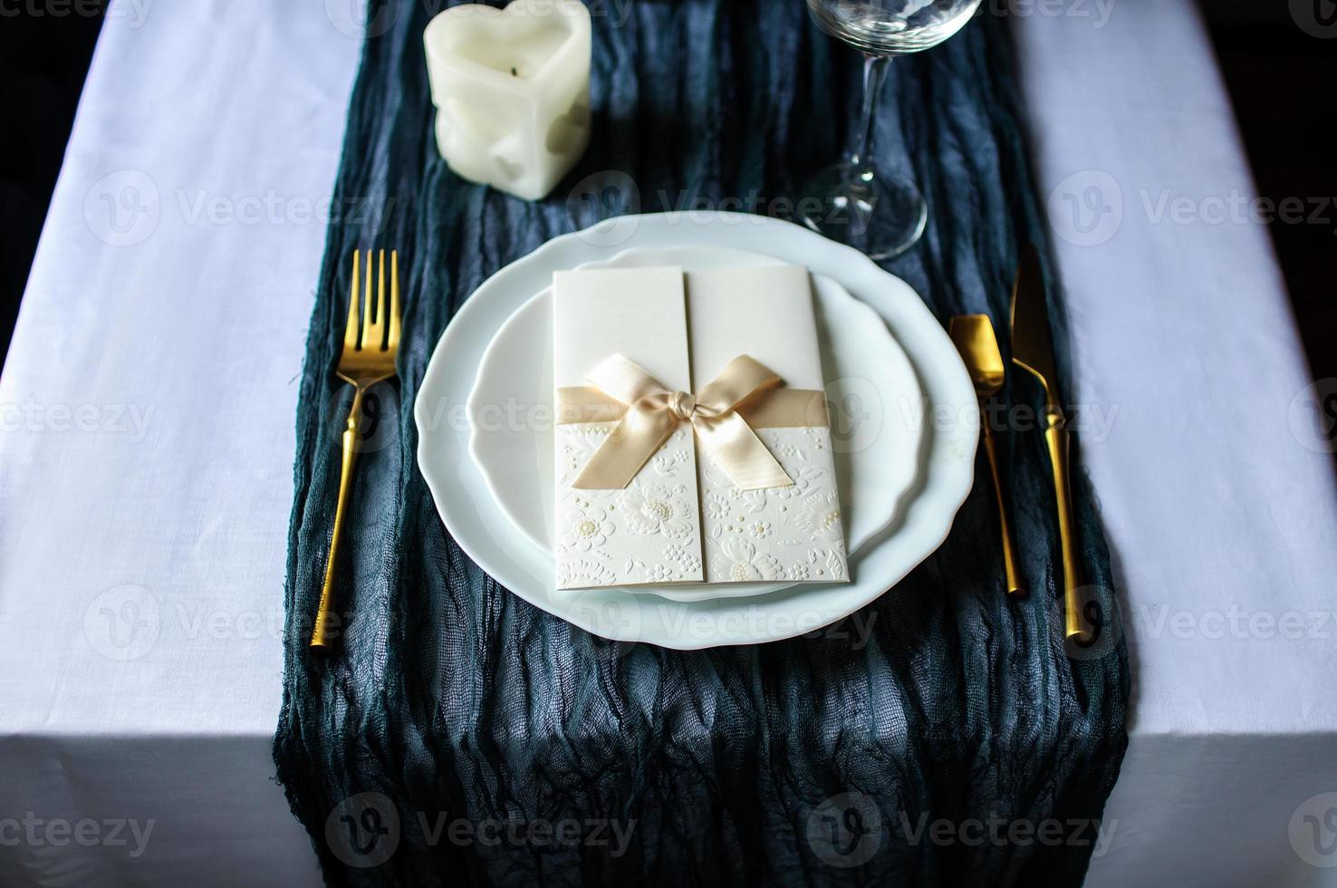 toalha de mesa colorida com prato branco e talheres foto