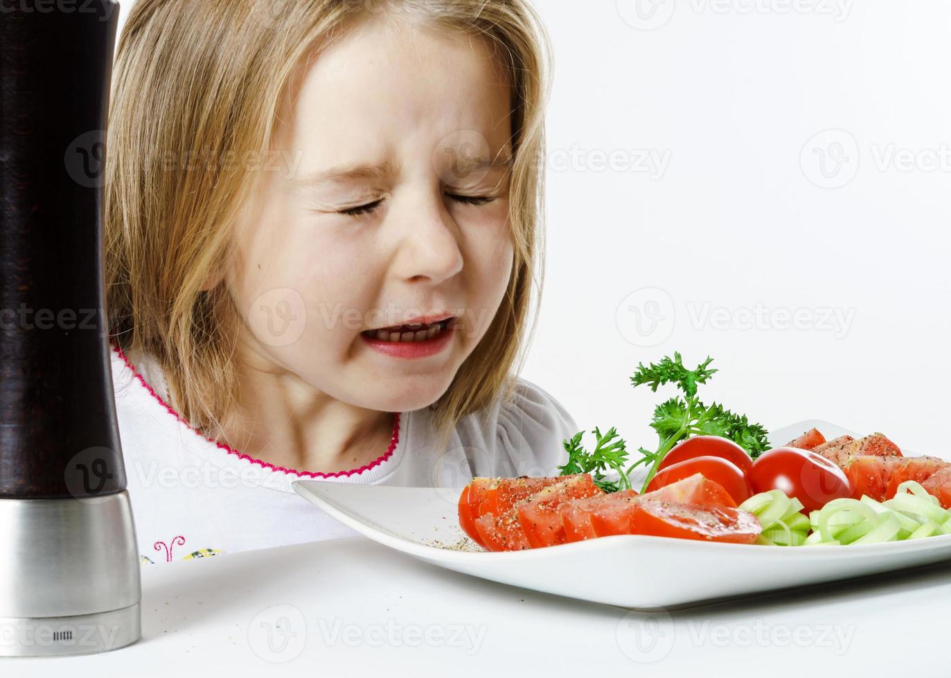 menina bonitinha com caixa de salada e pimenta foto