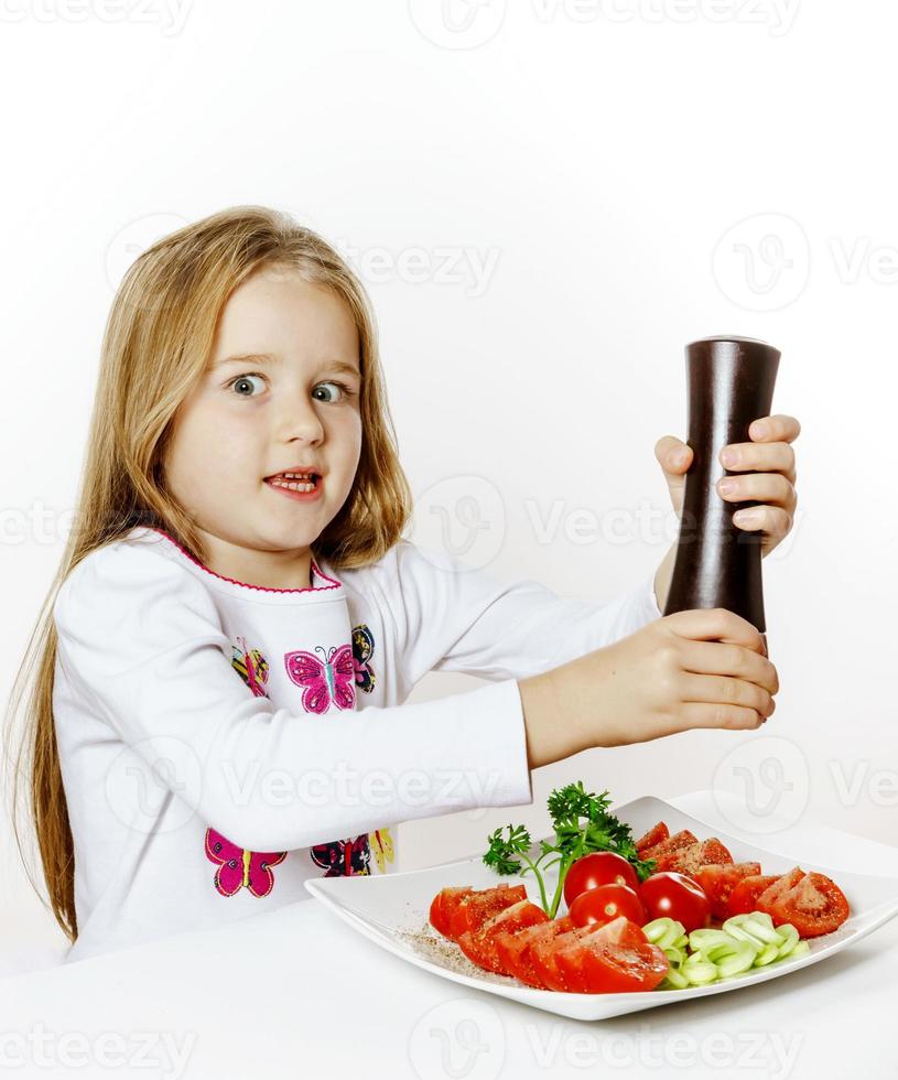 menina bonitinha com caixa de salada e pimenta foto