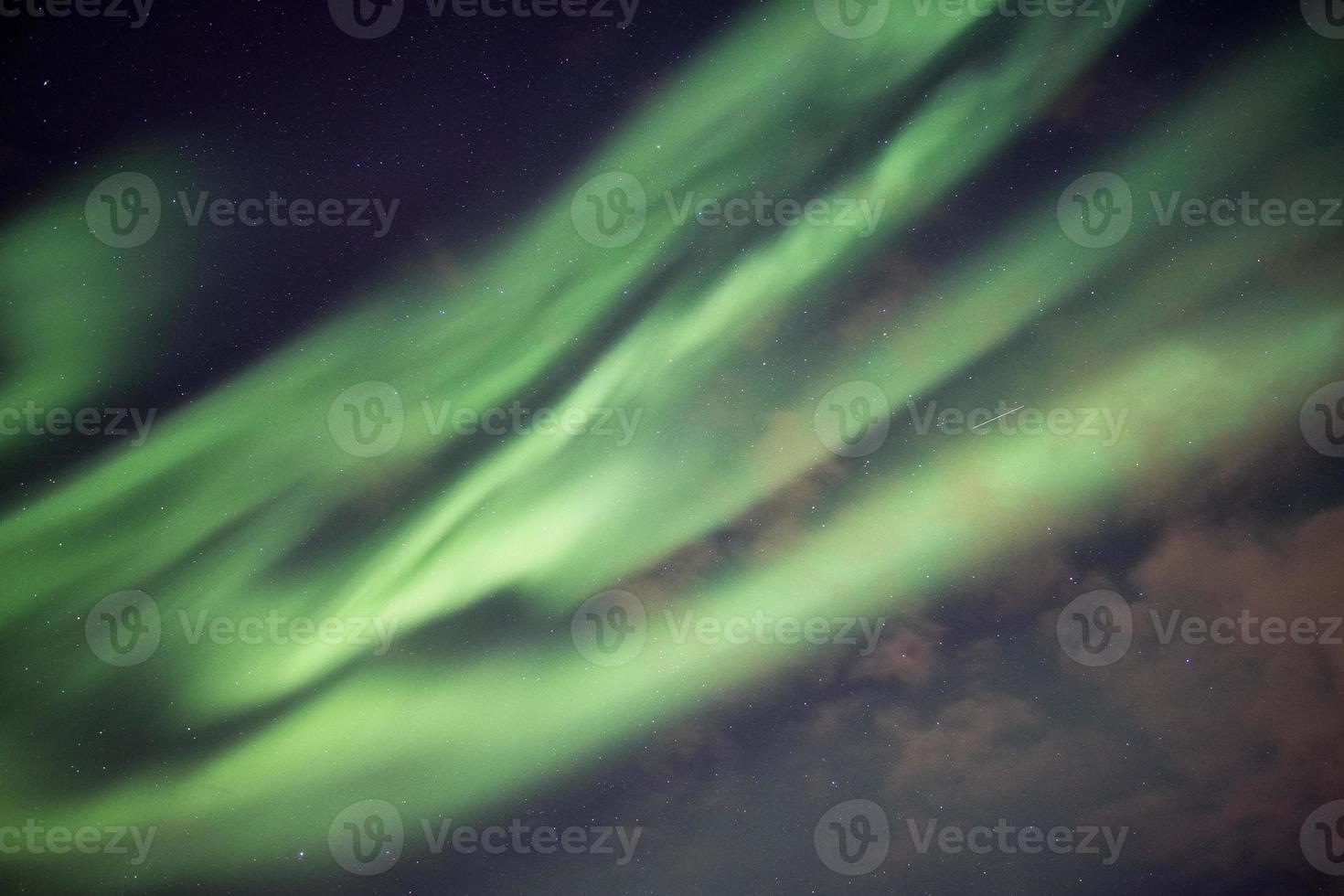 bela aurora boreal com explosão estrelada foto