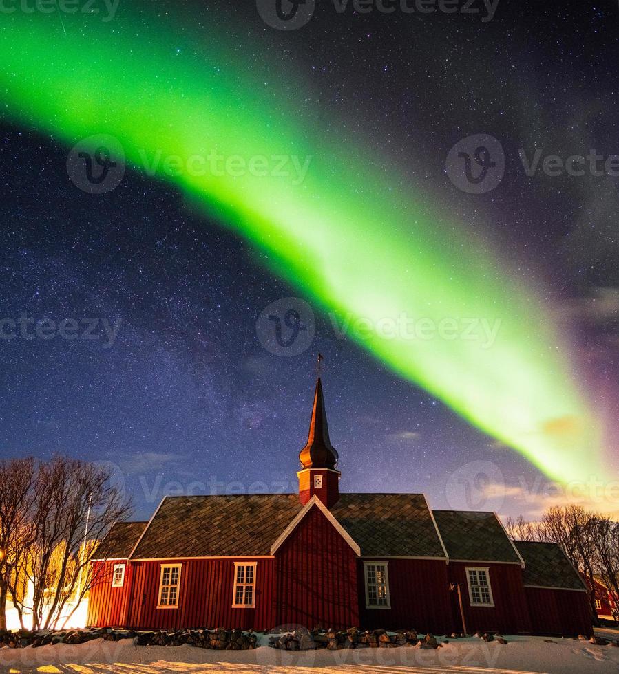 aurora boreal com estrelado sobre o santuário da igreja à noite foto