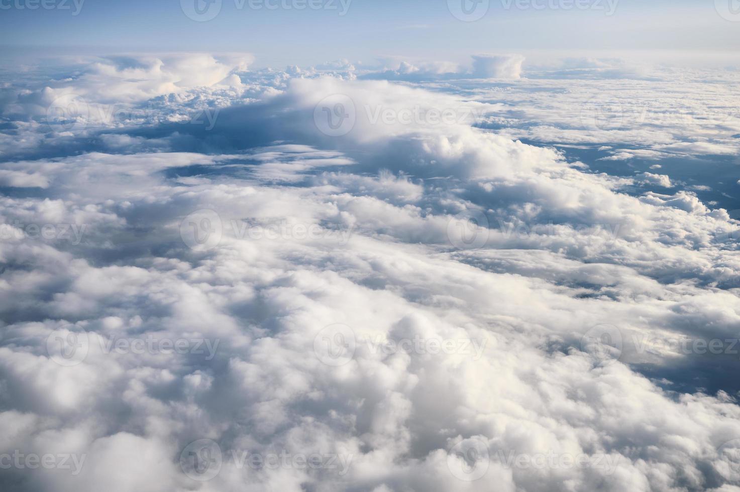 nuvens brancas fofas no céu foto