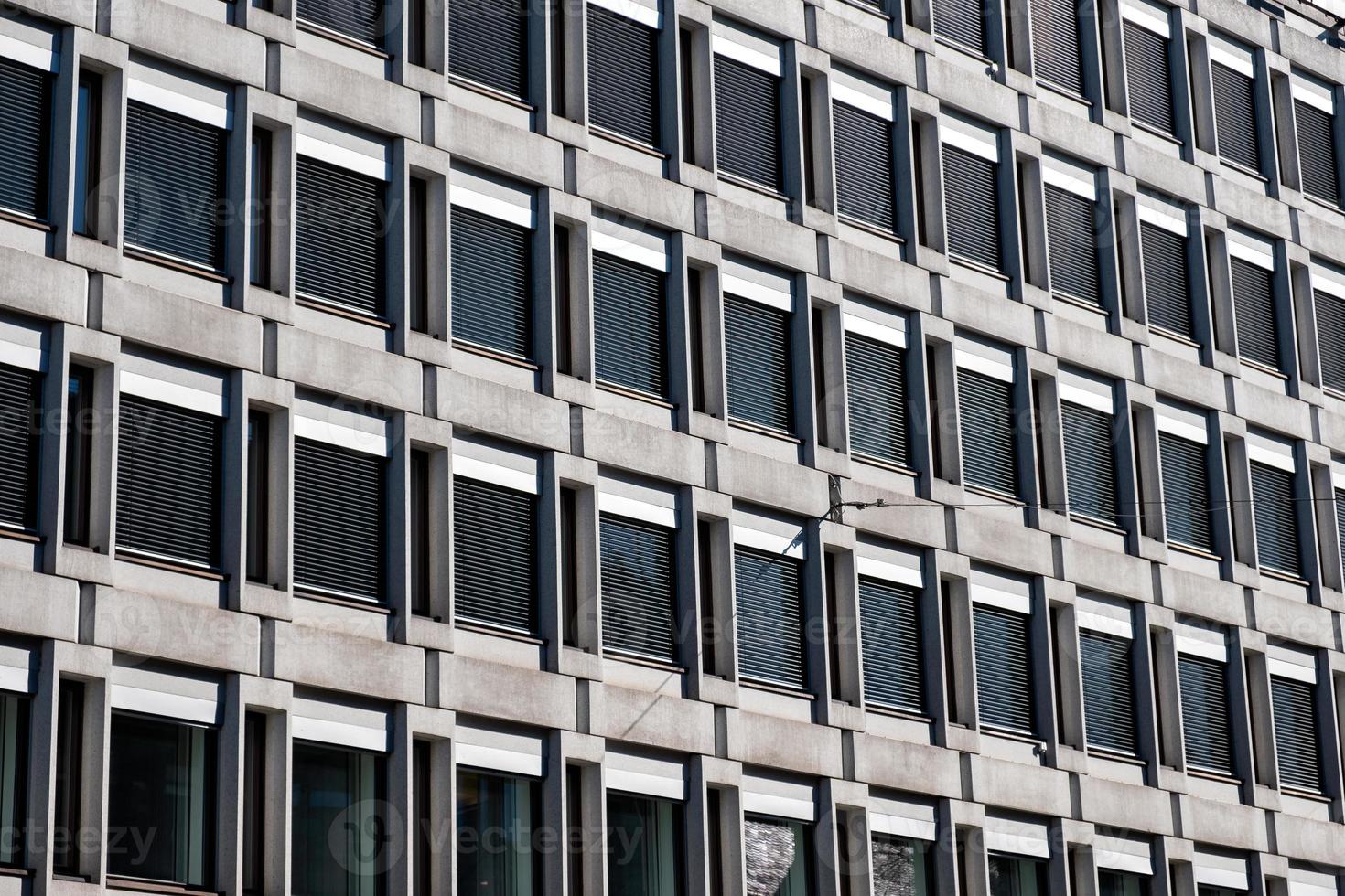 janela preta em linha em prédio de concreto foto