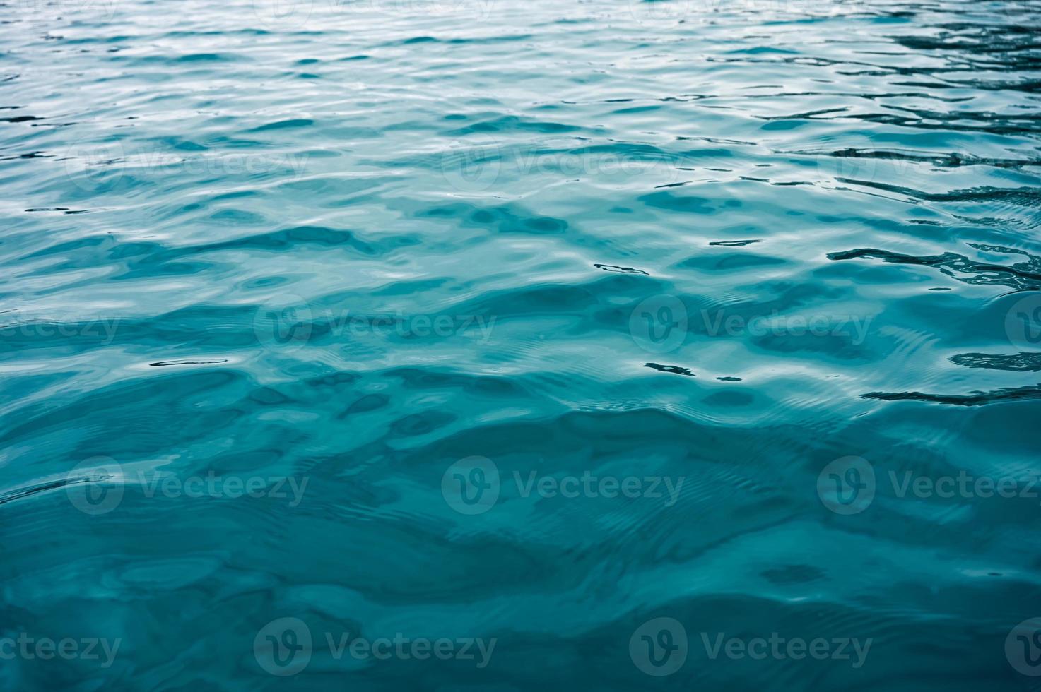 ondulação turquesa da superfície da água no lago foto