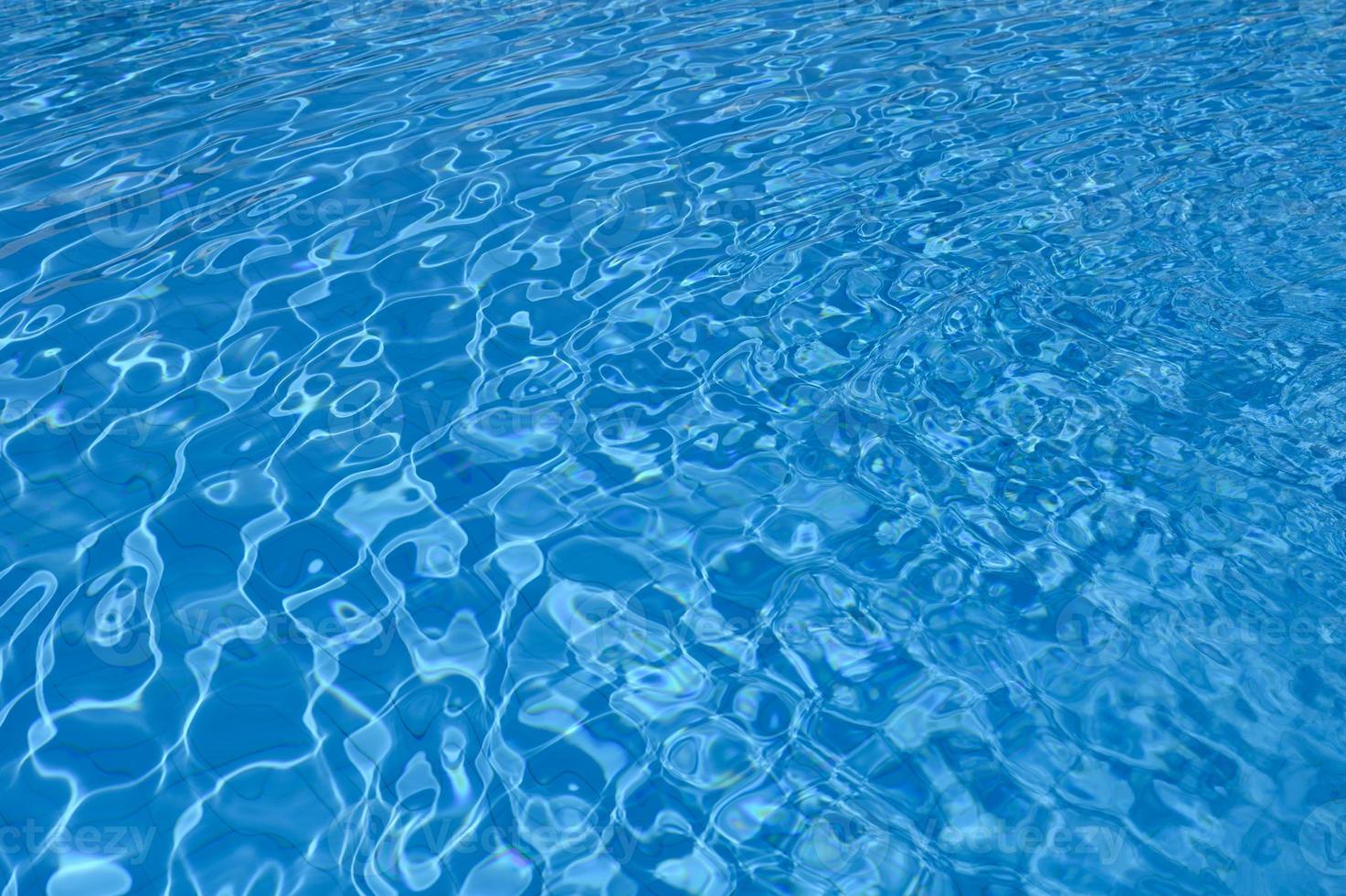 superfície ondulada de água azul na piscina foto