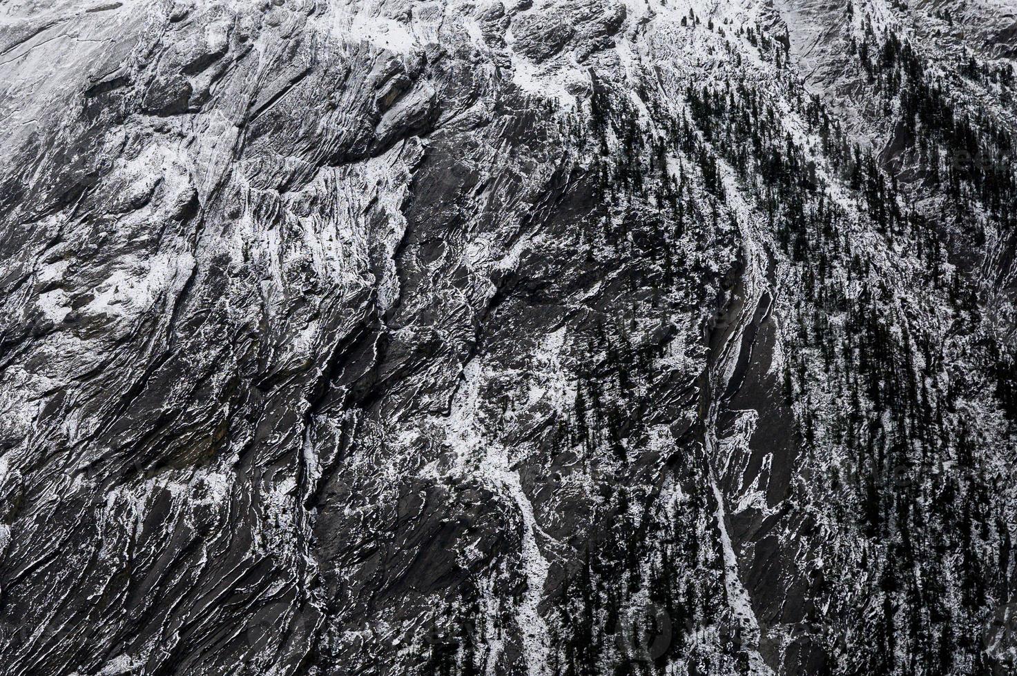 montanha rochosa resistida com padrão de neve na textura foto