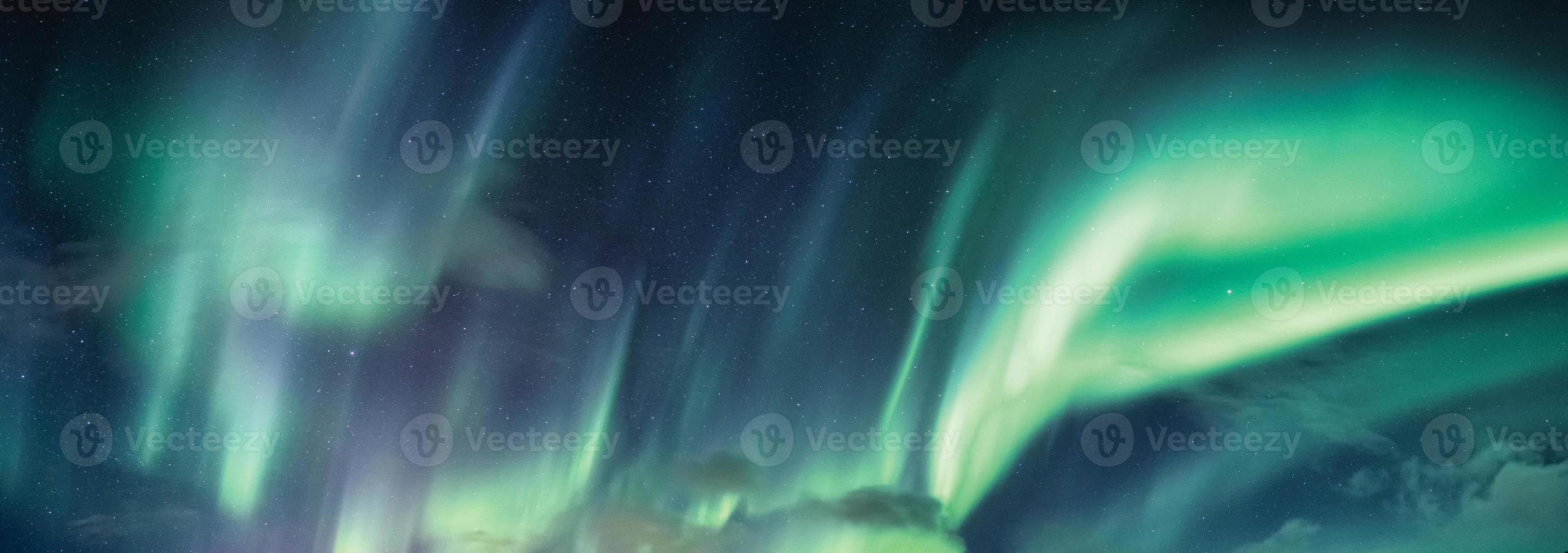 aurora boreal, aurora boreal no céu noturno no círculo ártico na escandinávia foto