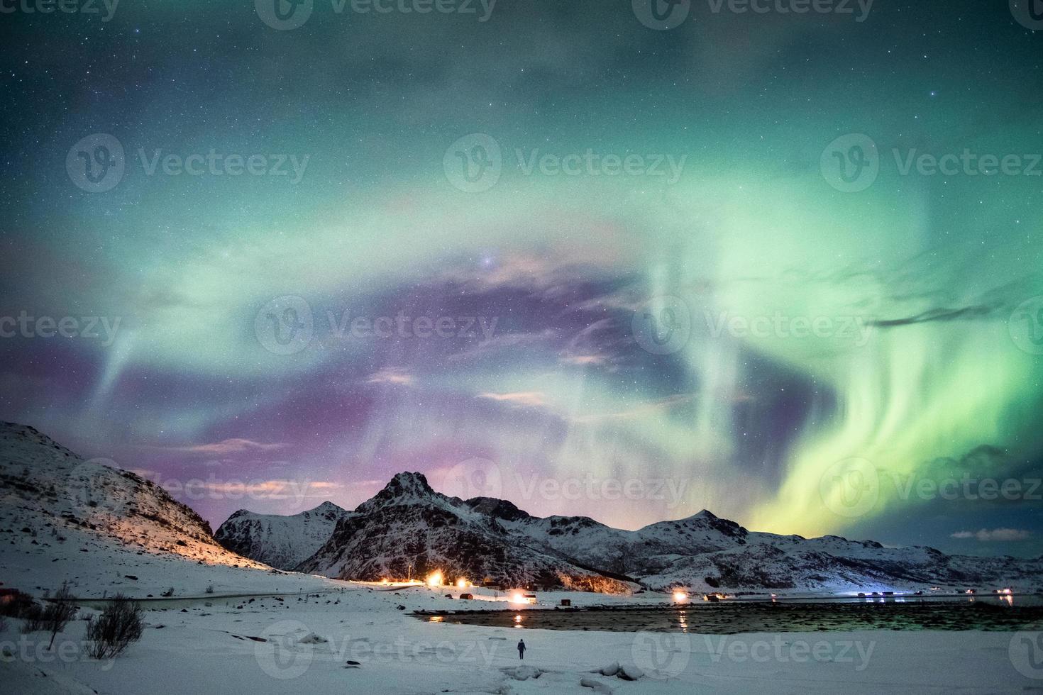 aurora boreal, explosão da aurora boreal com estrelado na montanha foto