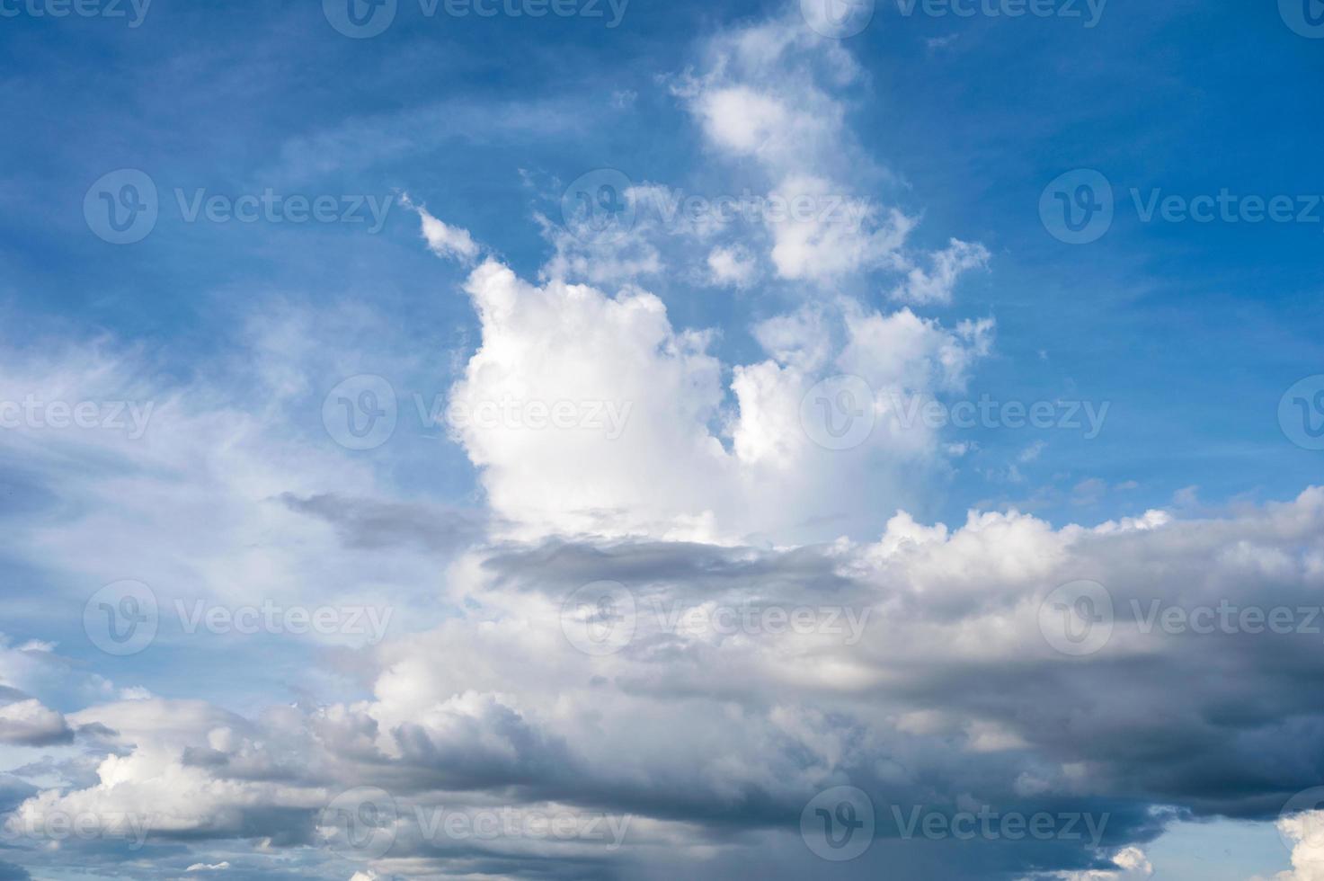 nuvem branca e fundo do céu azul foto