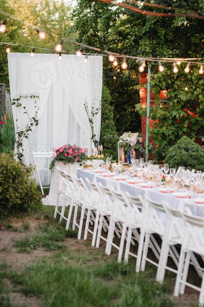 salão de banquetes para casamentos com elementos decorativos foto