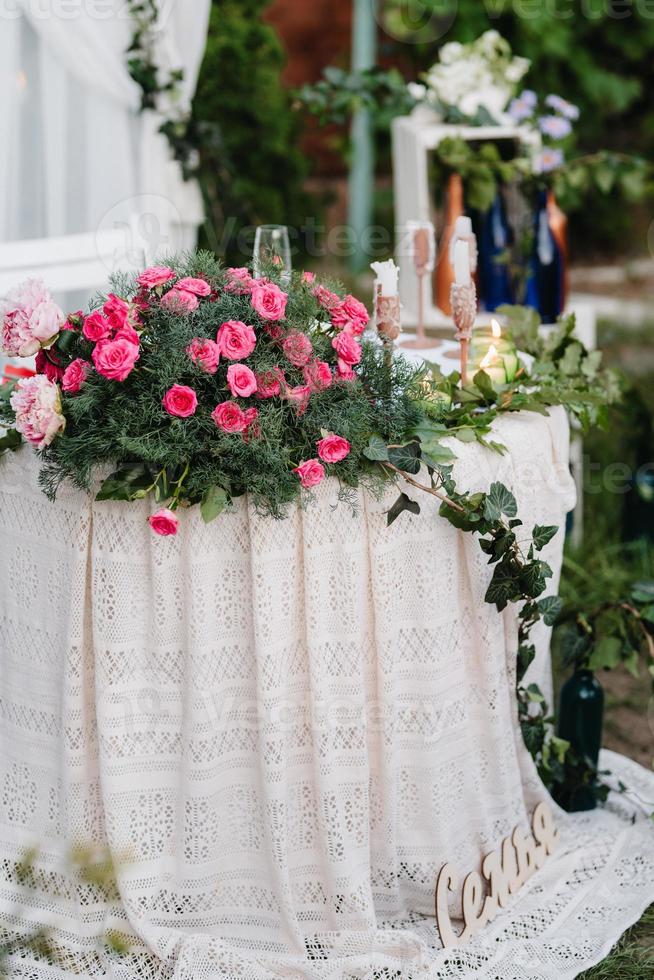 salão de banquetes para casamentos com elementos decorativos foto