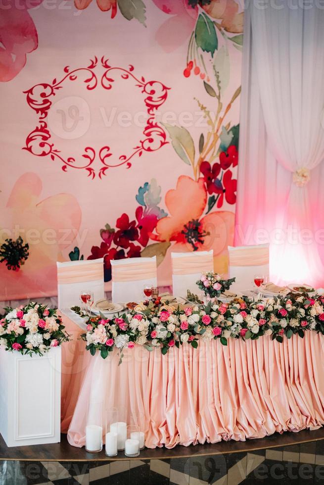 salão de banquetes para casamentos com elementos decorativos foto