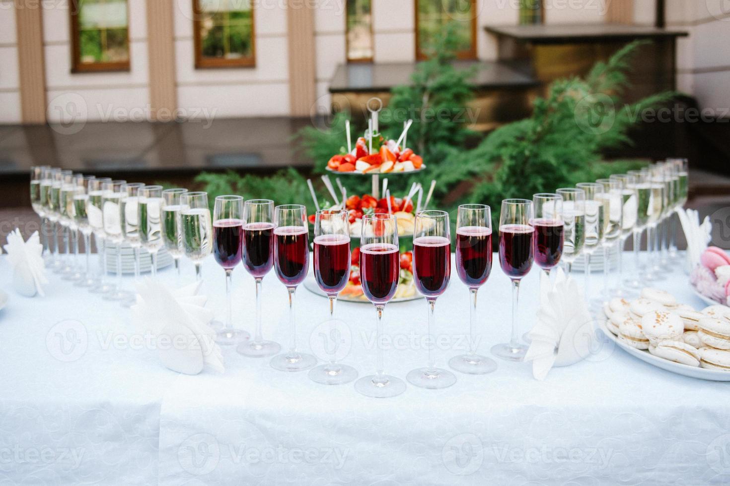 taças de casamento para vinho e champanhe de cristal foto