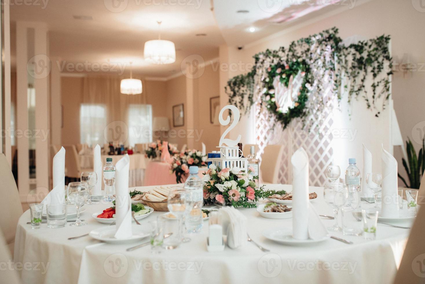 salão de banquetes para casamentos com elementos decorativos foto