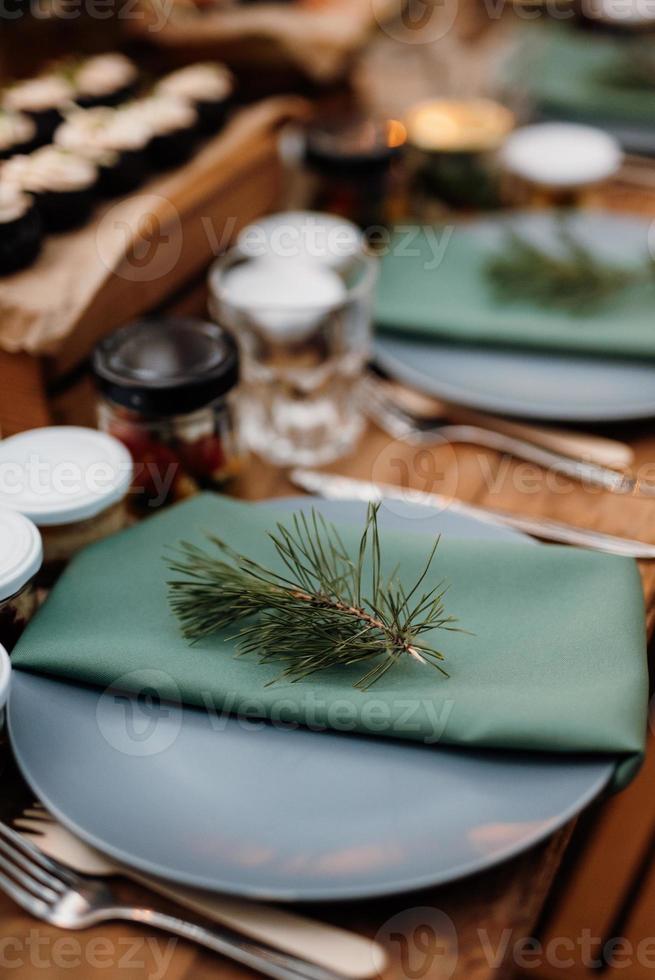 elegantes decorações de casamento feitas de flores naturais e elementos verdes foto