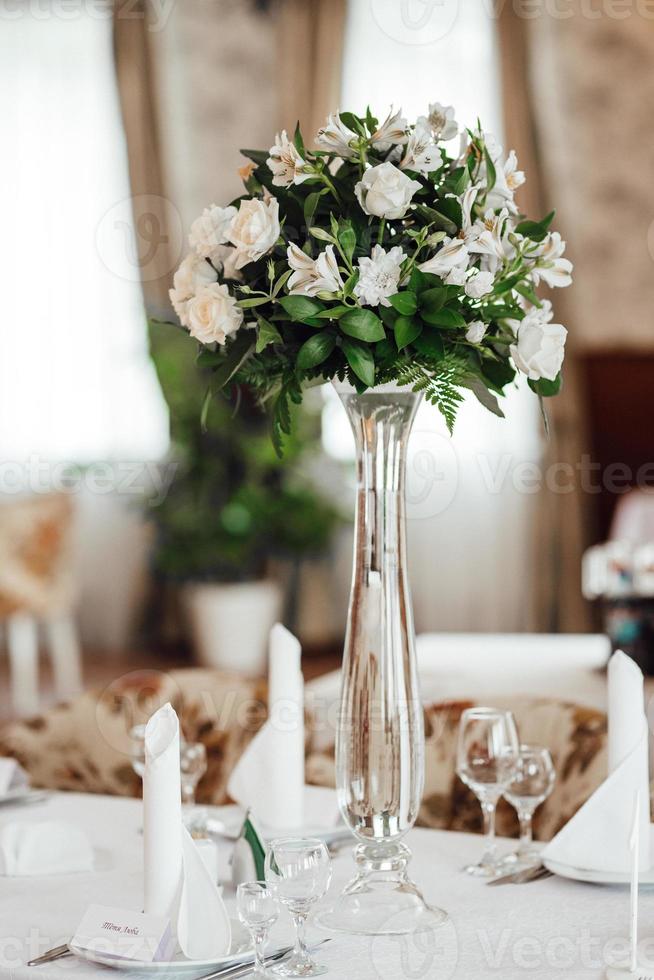 salão de banquetes para casamentos com elementos decorativos foto