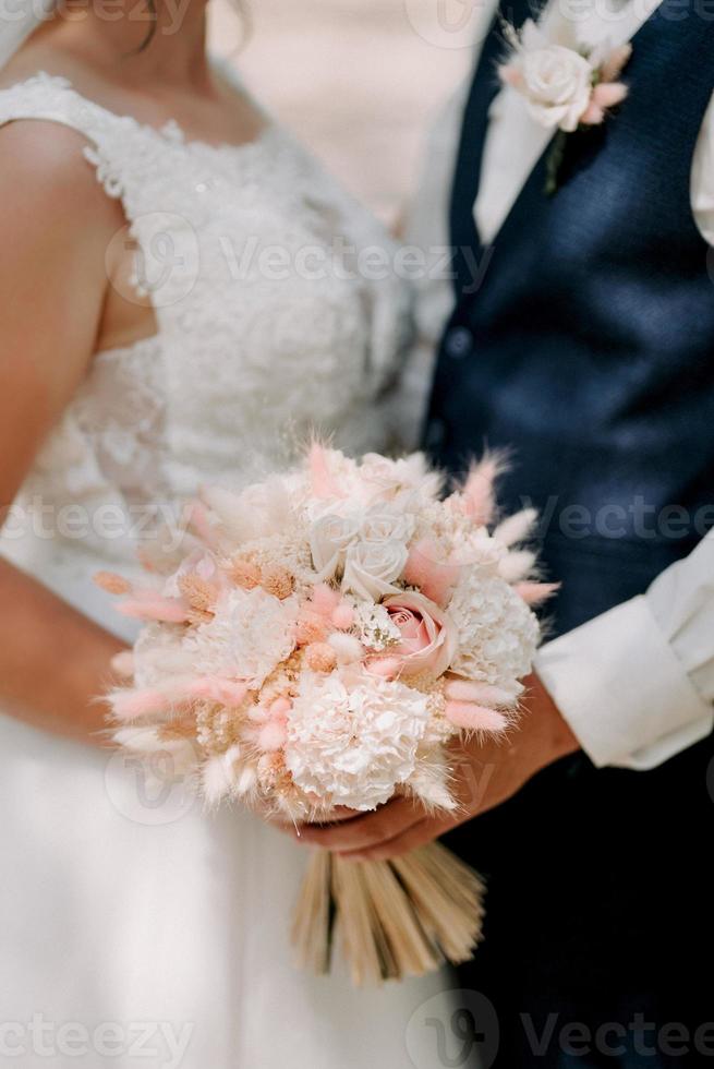 buquê de casamento elegante com flores naturais frescas foto