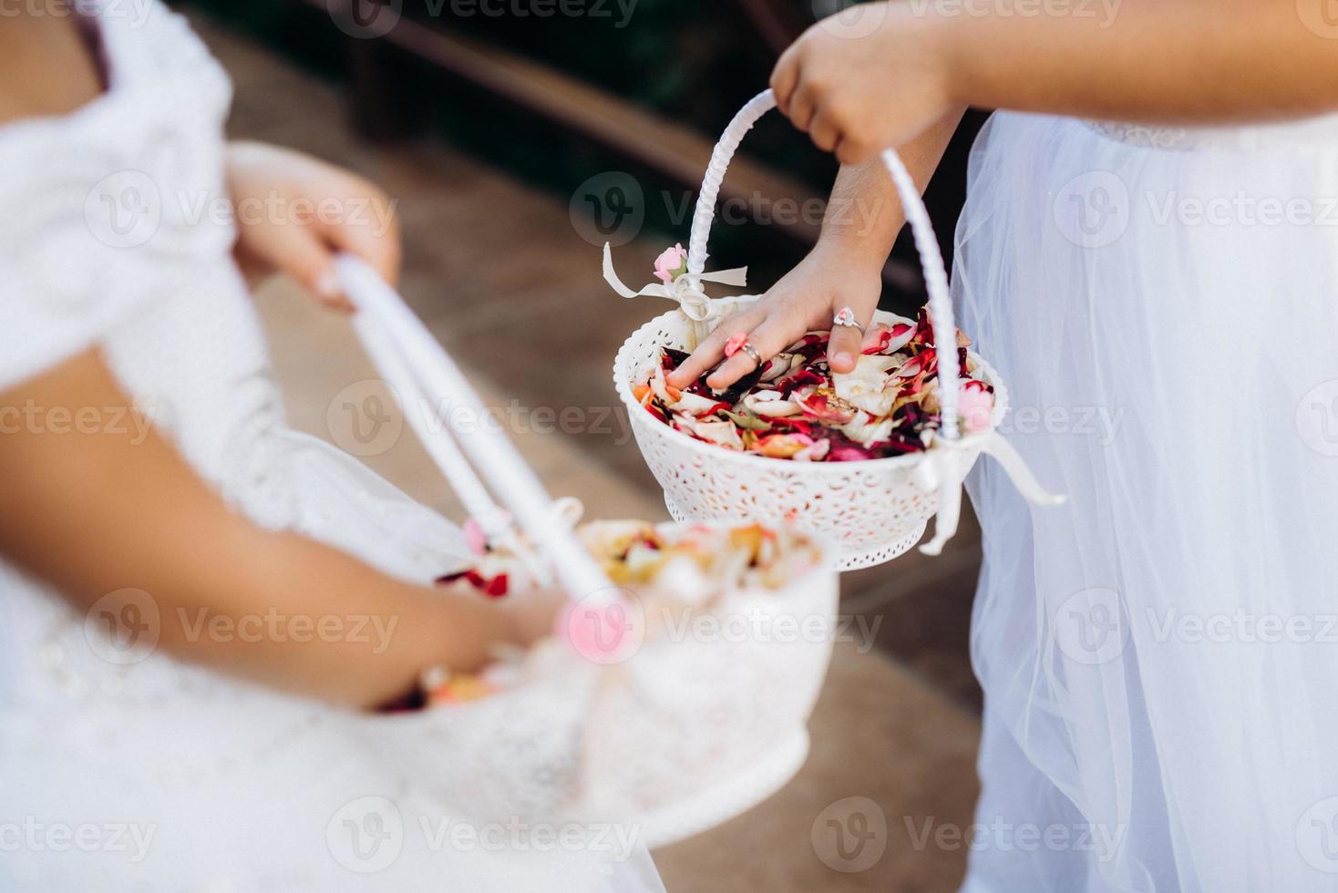 pétalas de rosa para a cerimônia em cestas de casamento foto