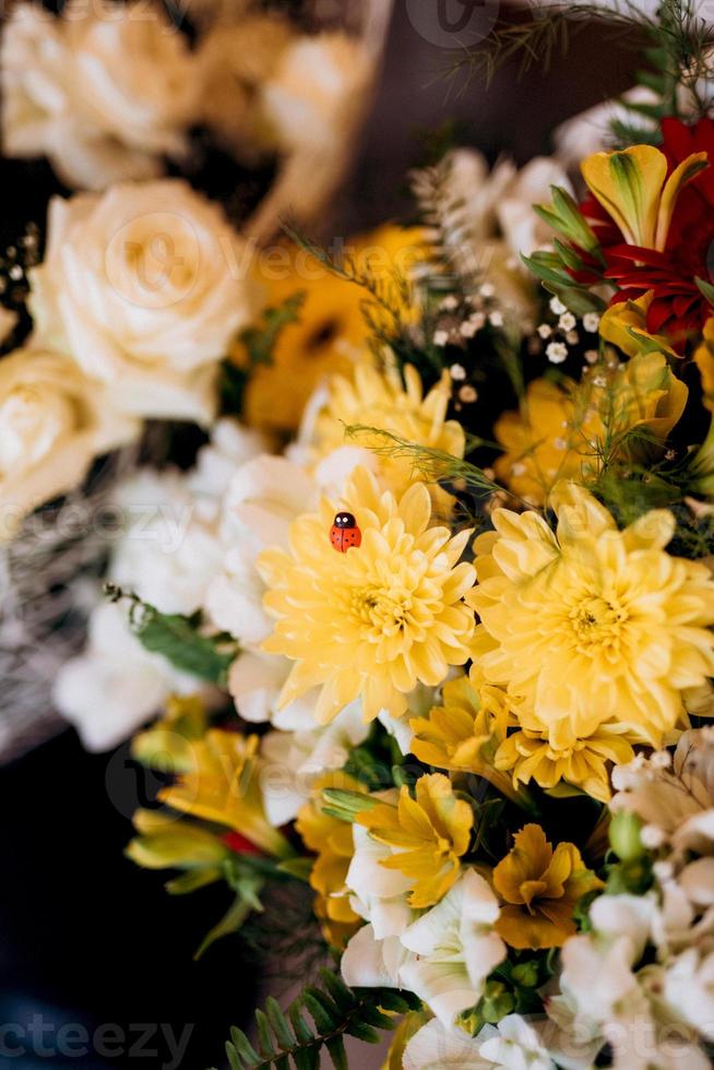 buquê de rosas suaves e margaridas amarelas na decoração foto