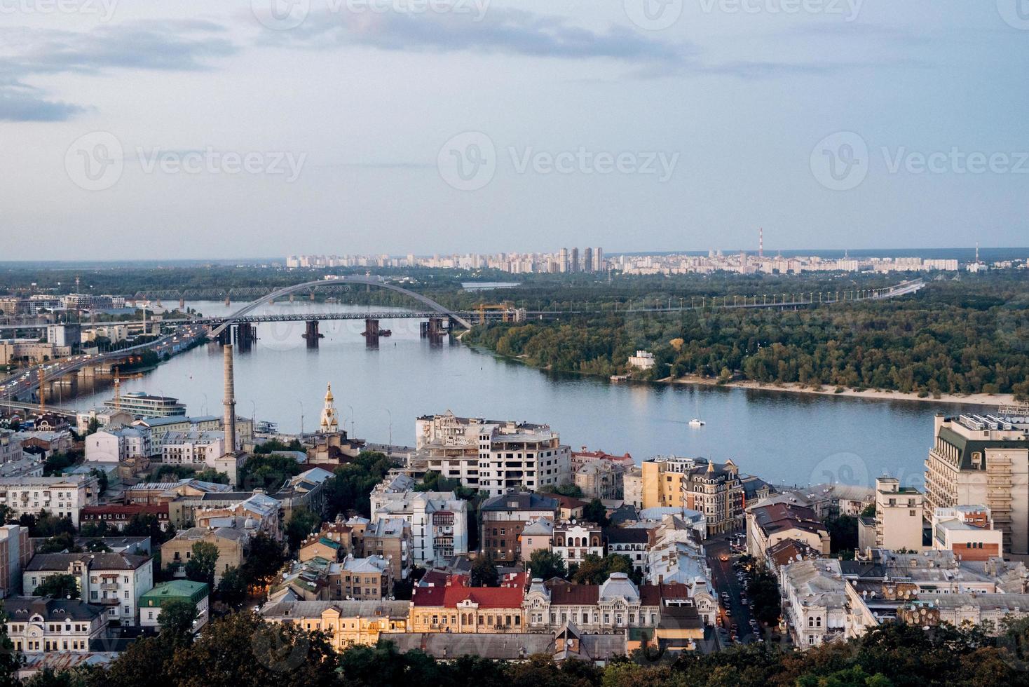 paisagem da cidade de kiev de um ponto alto na moldura do rio foto