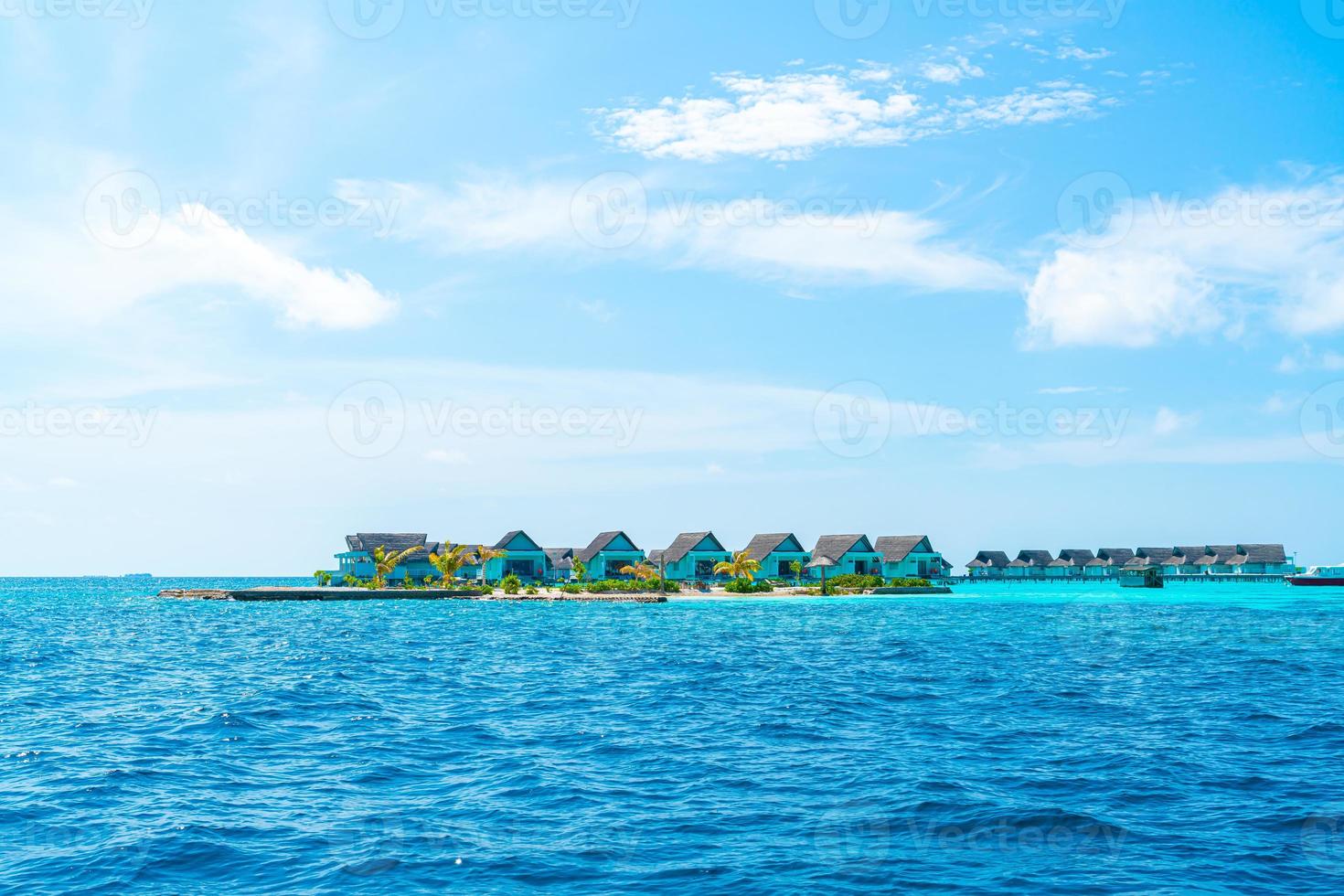 hotel resort tropical das maldivas e ilha com praia e mar para o conceito de férias de férias - impulsione o estilo de processamento de cores foto