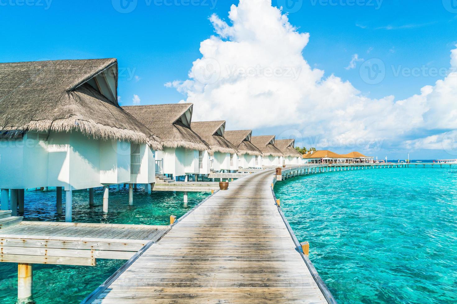 hotel resort tropical das maldivas e ilha com praia e mar para o conceito de férias de férias - impulsione o estilo de processamento de cores foto