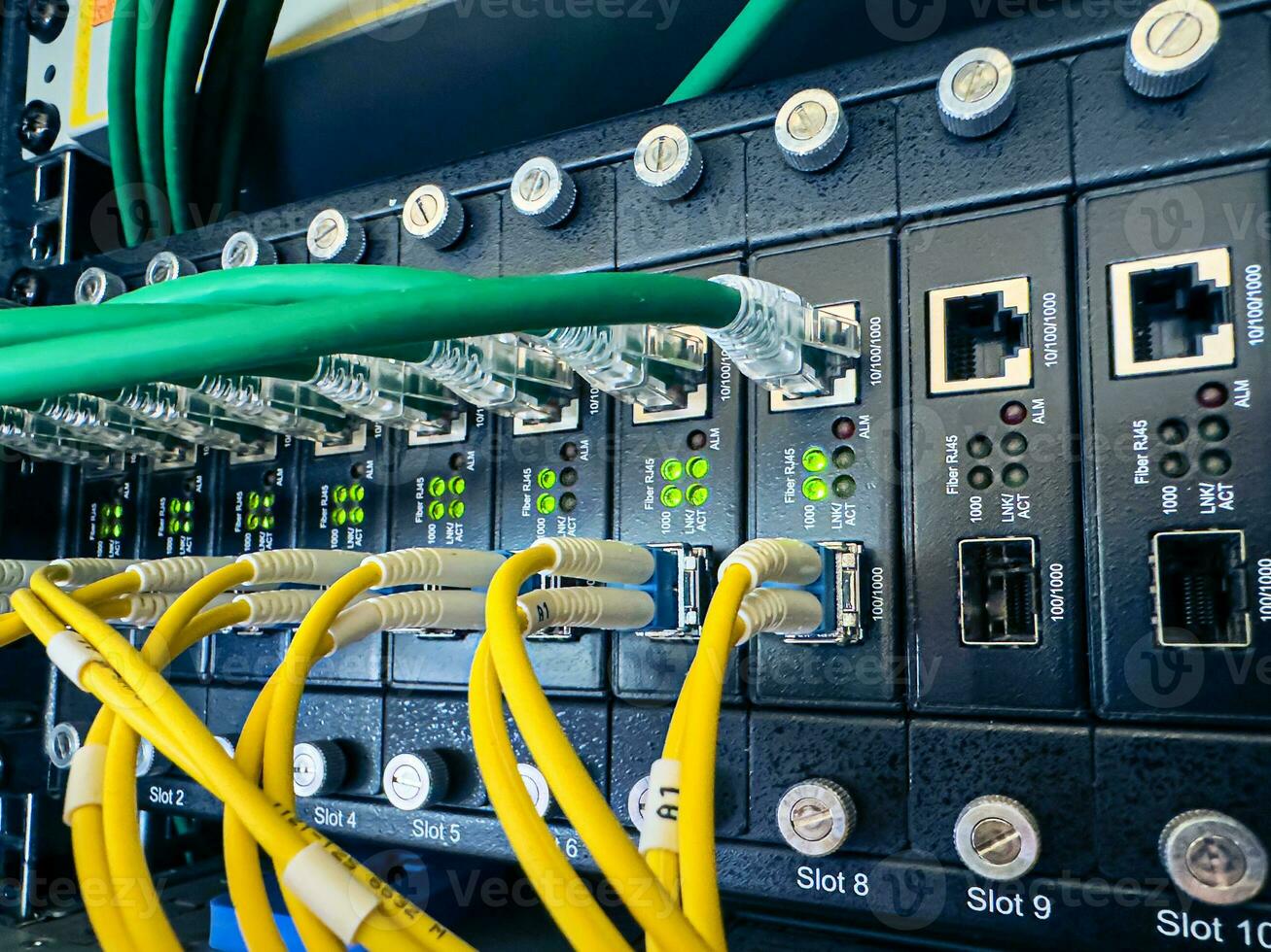 rede comunicação equipamento dentro a Centro de dados dentro a servidor prateleira com fibra ótico cubo para digital comunicações e internet.e cabos dentro grande dados Centro. conectando lan cabo para mainframe foto