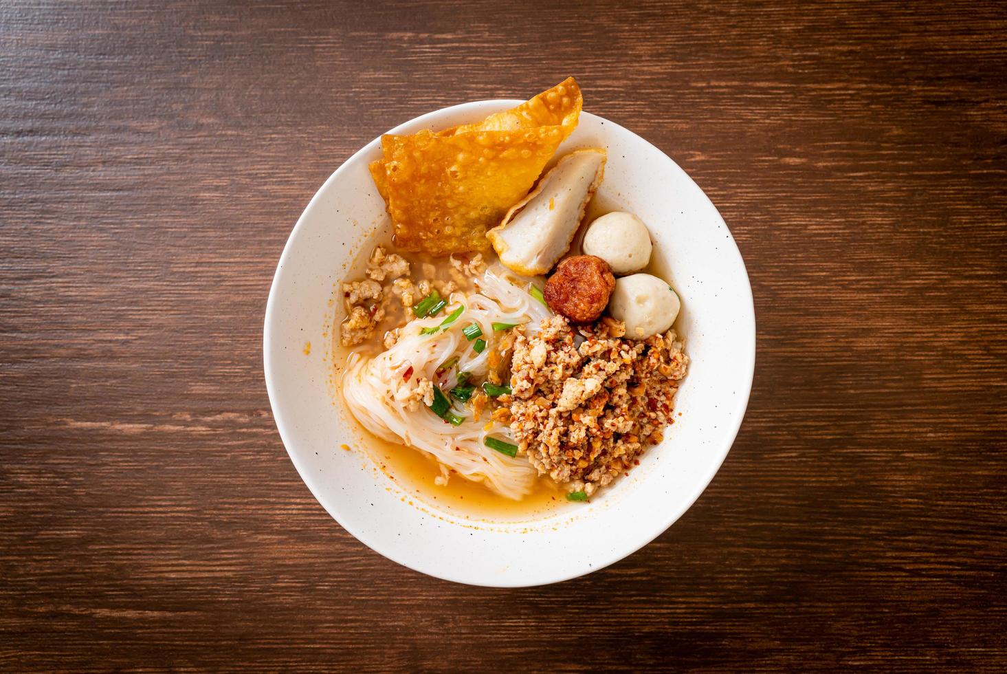 macarrão picante com bola de peixe e carne de porco picada ou macarrão tom yum - comida asiática foto