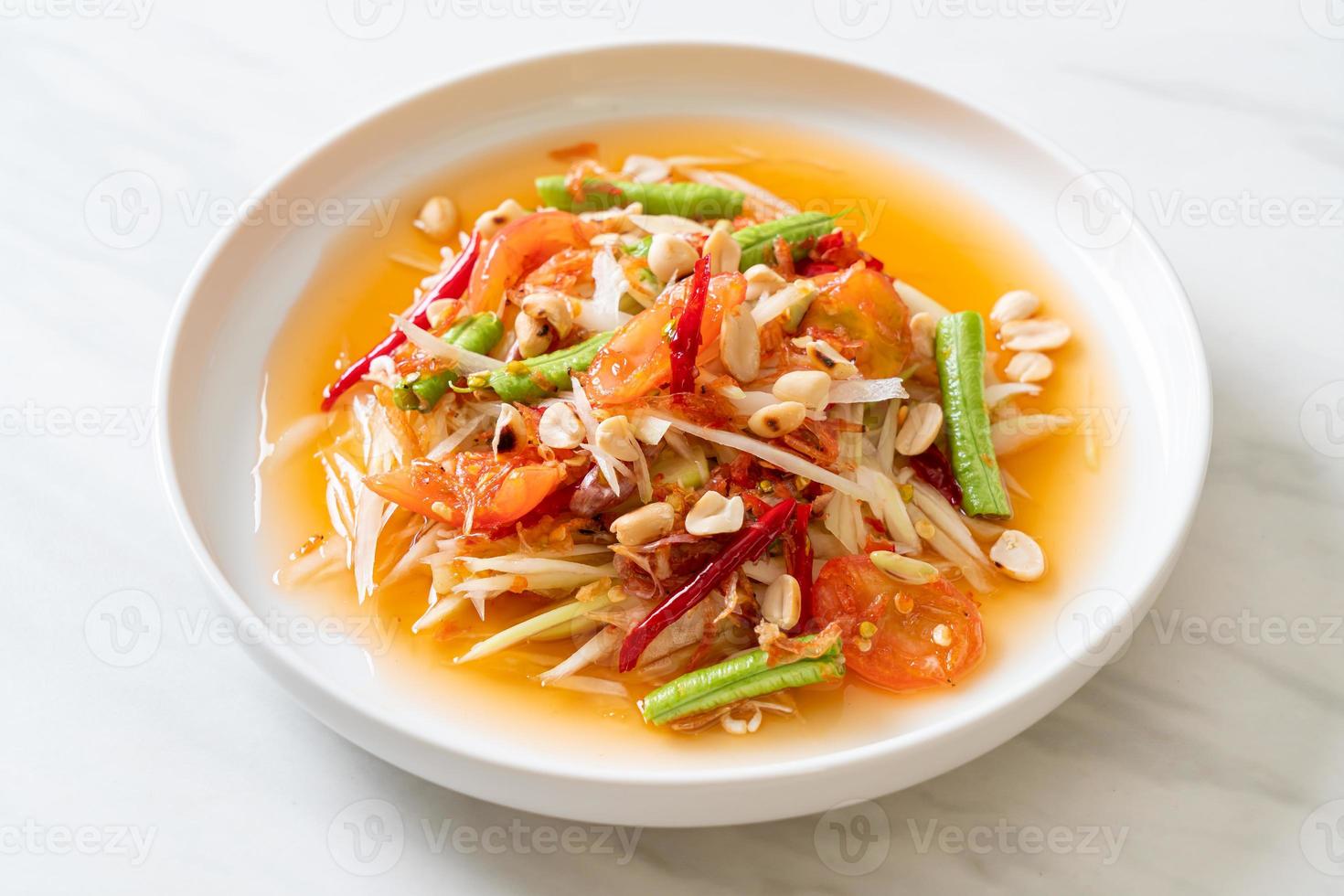 salada picante de mamão - somtam - comida de rua tradicional tailandesa foto