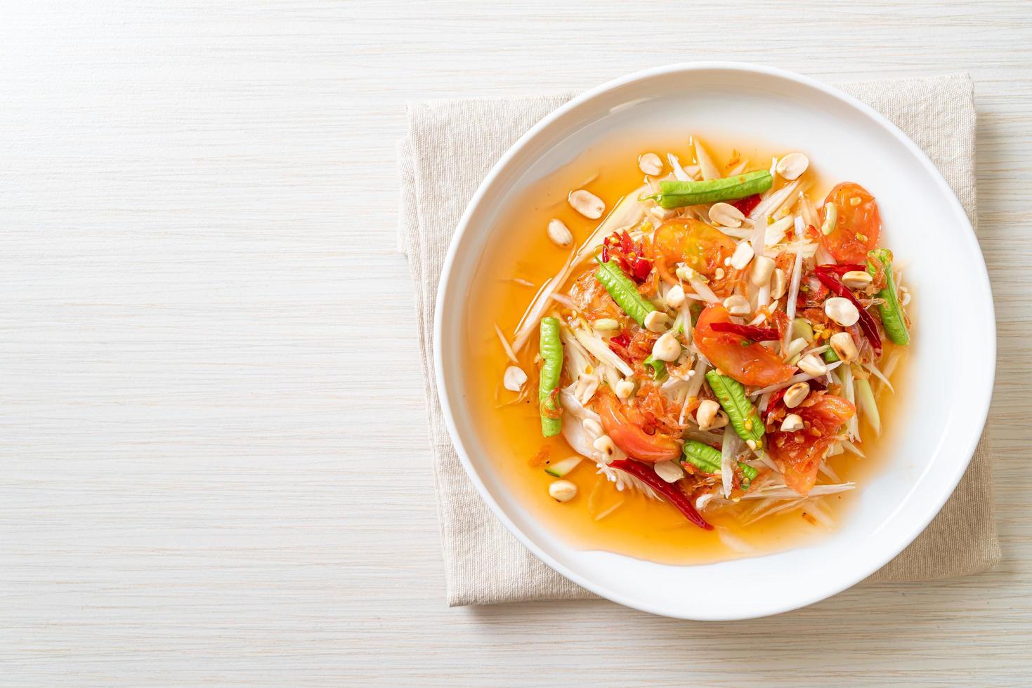 salada picante de mamão - somtam - comida de rua tradicional tailandesa foto