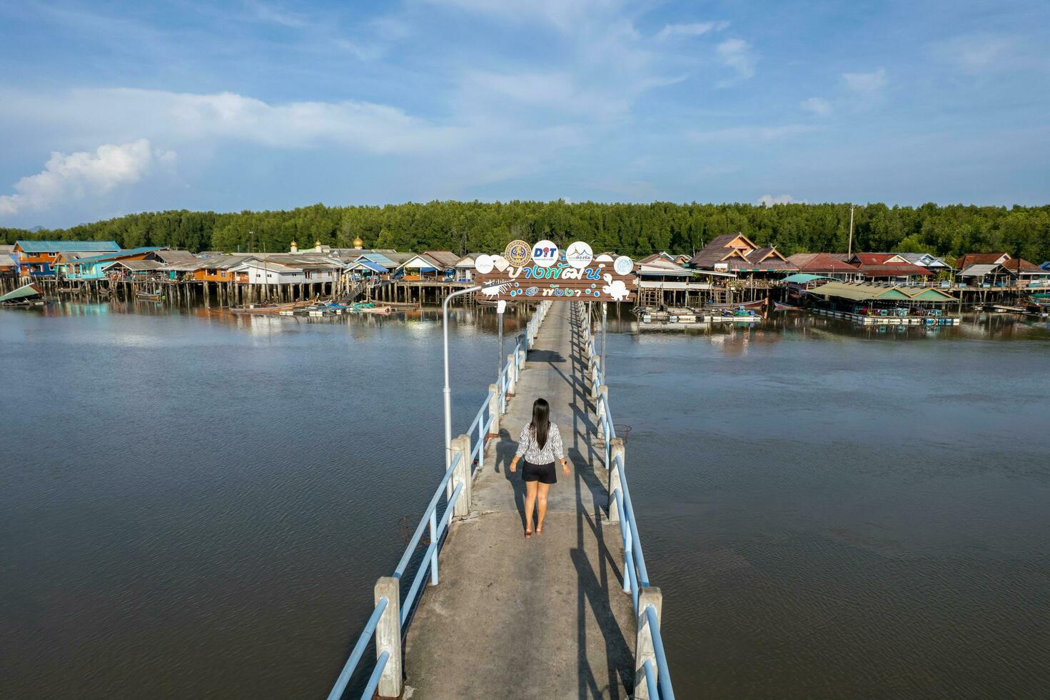 aéreo Visão do estrondo legal Vila é a pesca ecológica Vila às phang nga, Tailândia foto