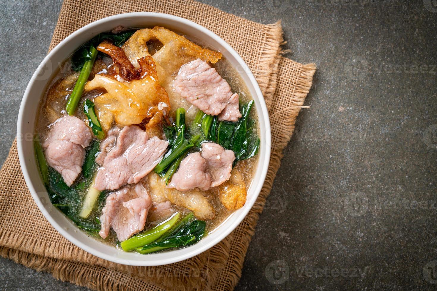 macarrão com carne de porco ao molho de molho foto