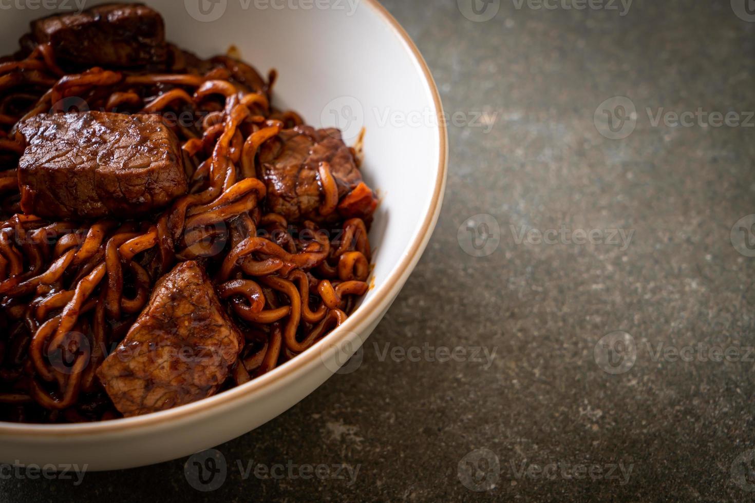 jjapaguri ou chapaguri, macarrão picante de feijão preto coreano com carne bovina foto