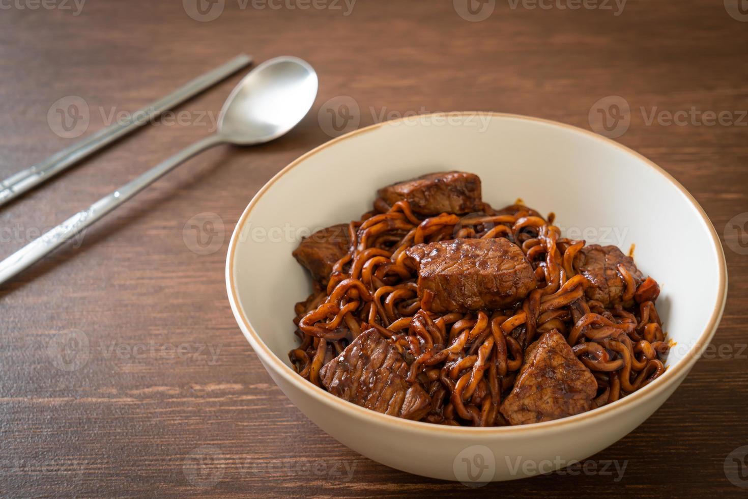 jjapaguri ou chapaguri, macarrão picante de feijão preto coreano com carne bovina foto