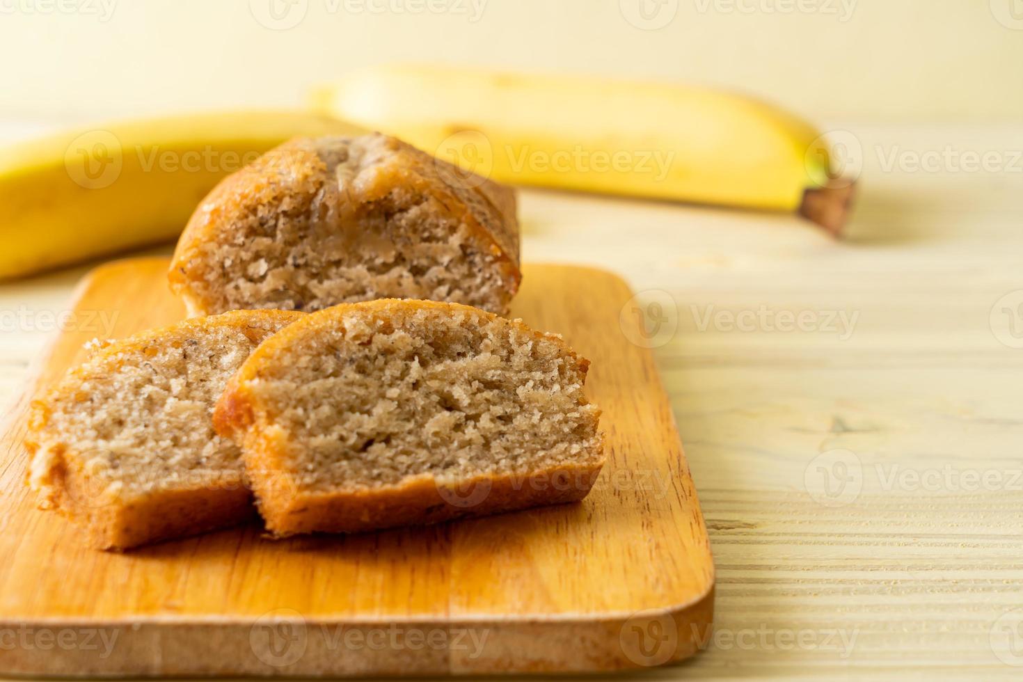 pão de banana caseiro fatiado foto