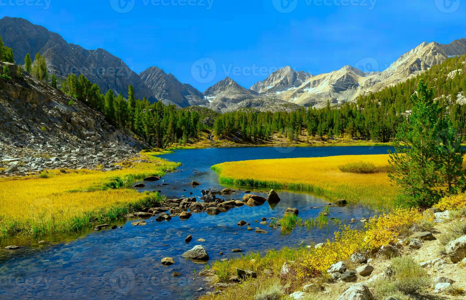cênico Visão do lago e montanhas contra azul céu foto