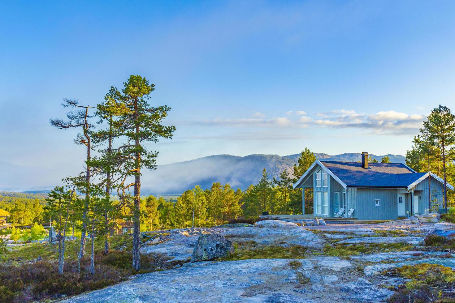 manhã amanhecer nevoeiro nuvens montanhas e cabana paisagem nissedal noruega. foto