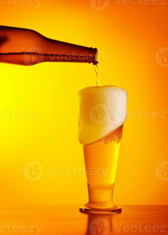 garçom derramando Cerveja foto