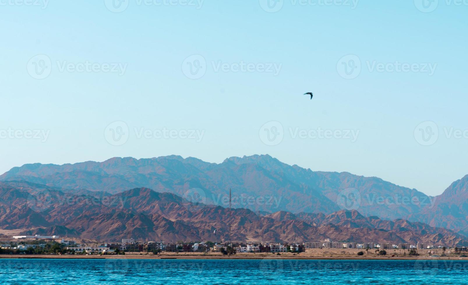 vista do mar de dahab sina egito paisagem mar e montanhas foto