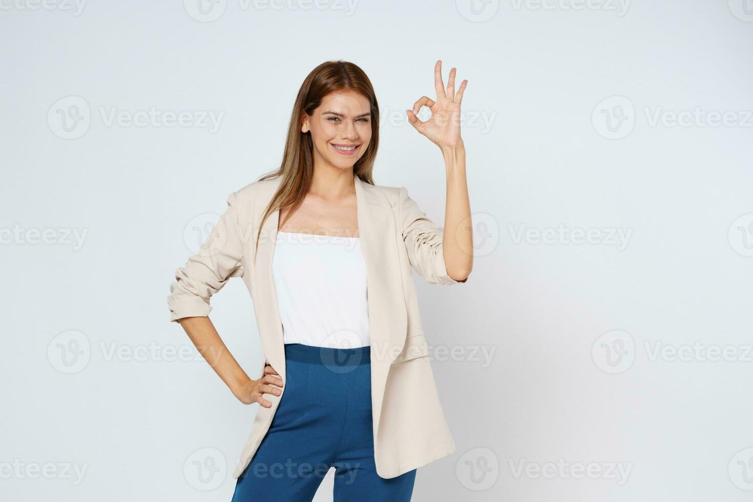 retrato do jovem mulher mostrando Está bem placa isolado em branco fundo. foto