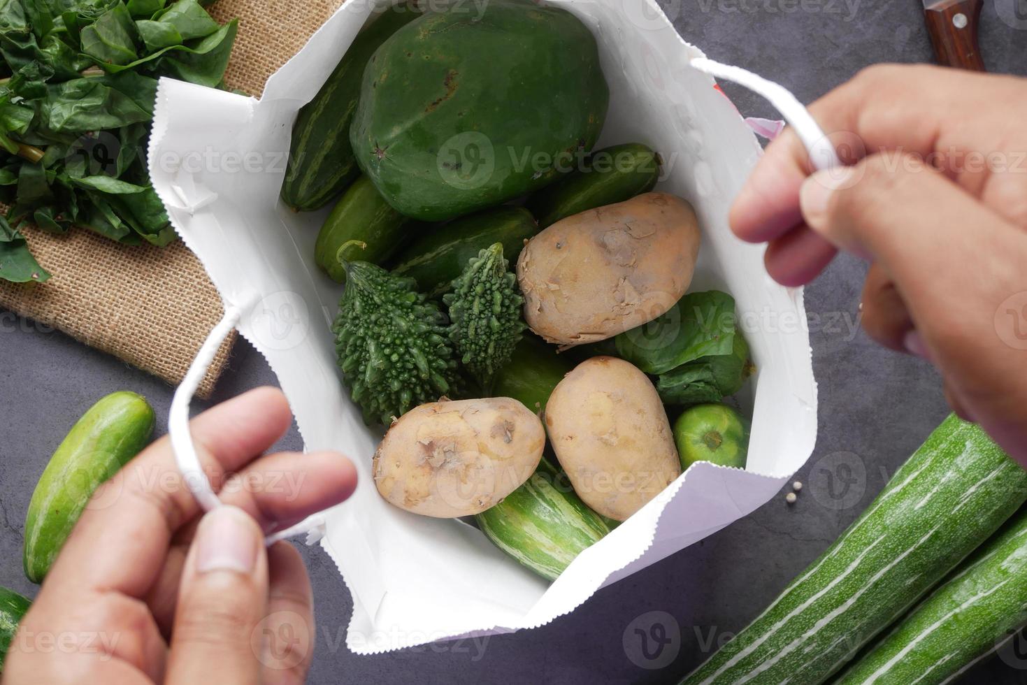 vista superior de vegetais em uma sacola de papel no chão foto