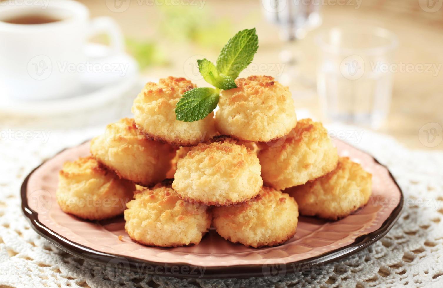 pilha de macaroons de coco em um prato decorativo foto