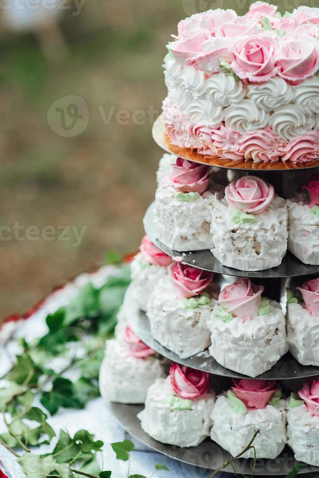 bolo de esponja de casamento festivo com creme de confeiteiro branco foto