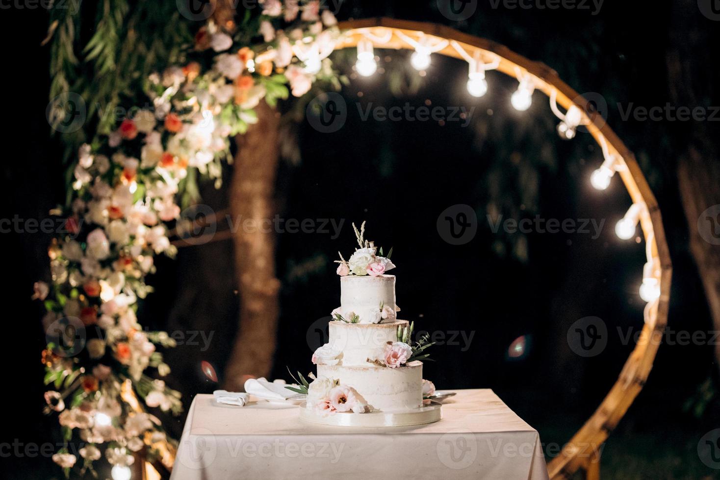 bolo de casamento no casamento dos noivos foto