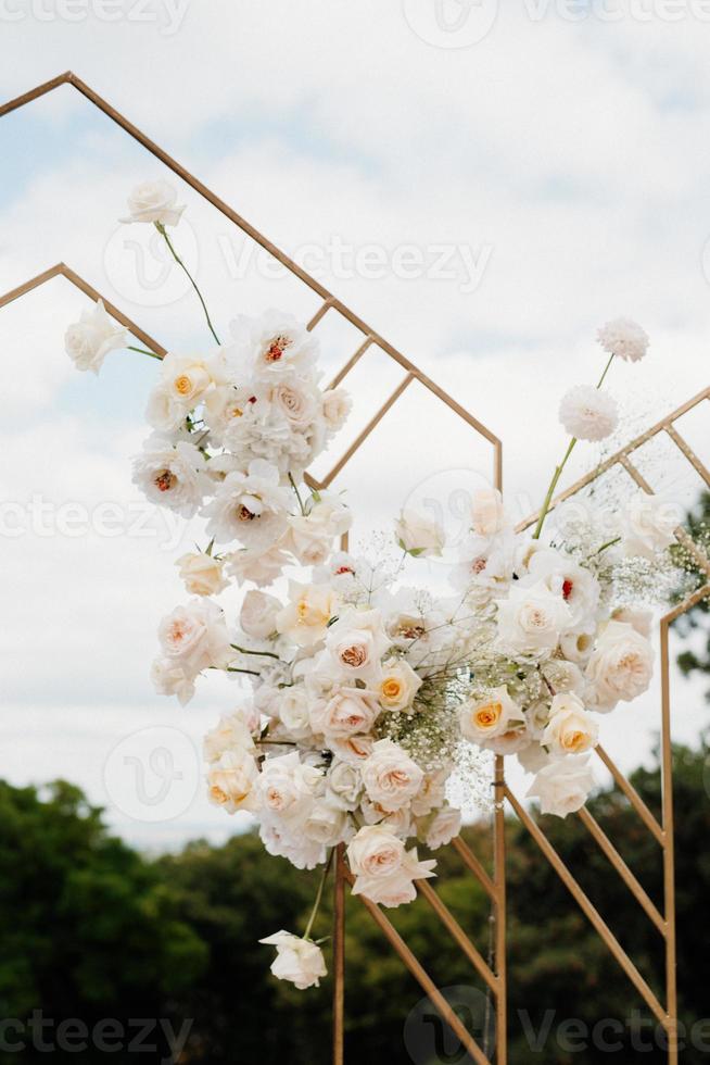 área para cerimônia de casamento, decoração com cadeiras em arco foto