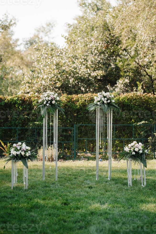 cerimônia de casamento na floresta entre as árvores na pista verde foto