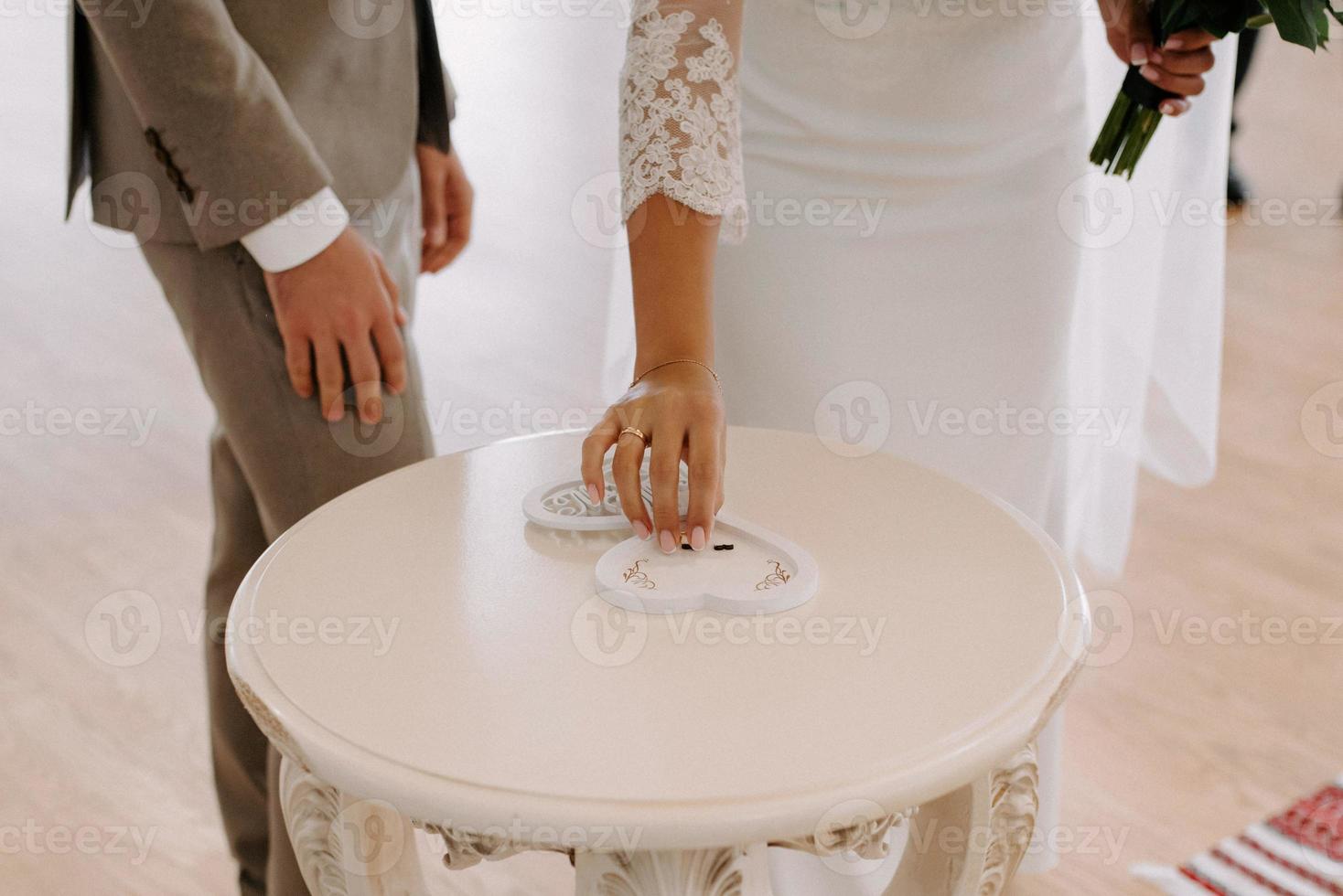 alianças de casamento em caixa de madeira em forma de coração foto